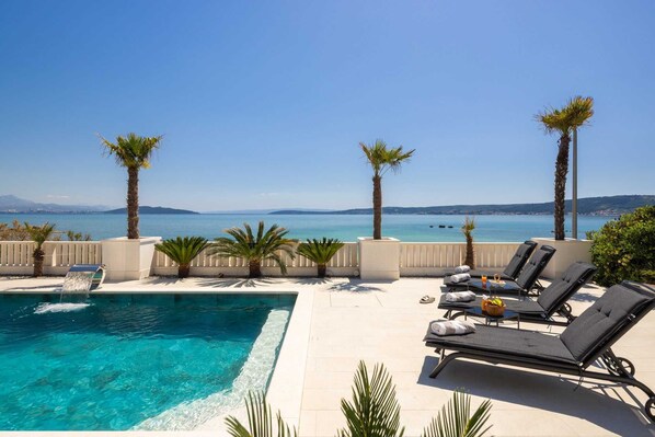 Pool - Beachfront Villa Ines with Pool (Kaštel Štafilić)