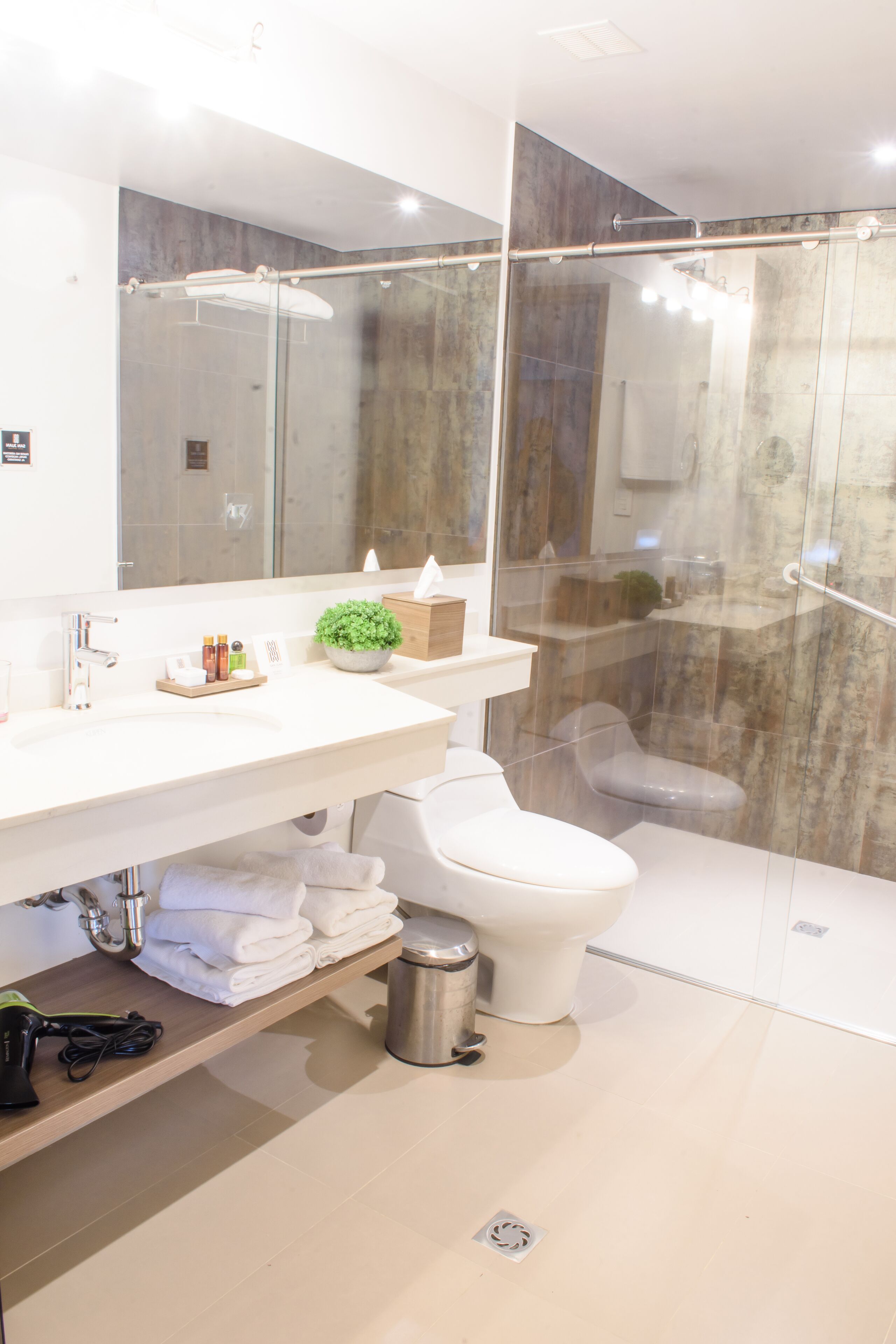 Dusj, regndusjhode, toalettartikler (inkludert) og hårføner