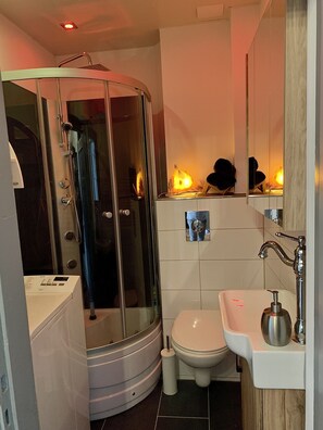 Dusche, Haartrockner, Handtücher, Toilettenpapier