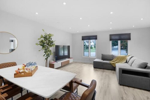 Luxurious Modern Getaway 3BD 2BT Near 401