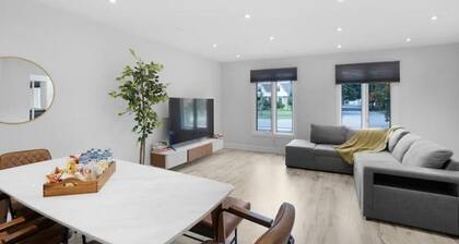 Luxurious Modern Getaway 3BD 2BT Near 401