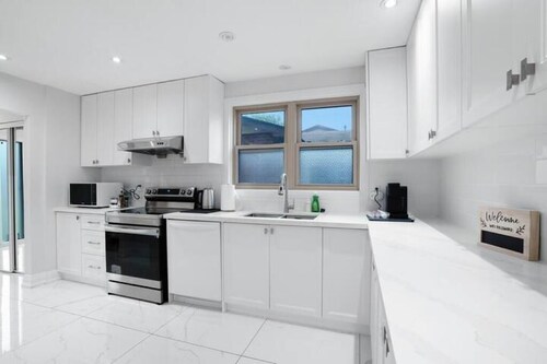 Luxurious Modern Getaway 3BD 2BT Near 401