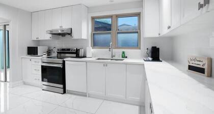 Luxurious Modern Getaway 3BD 2BT Near 401