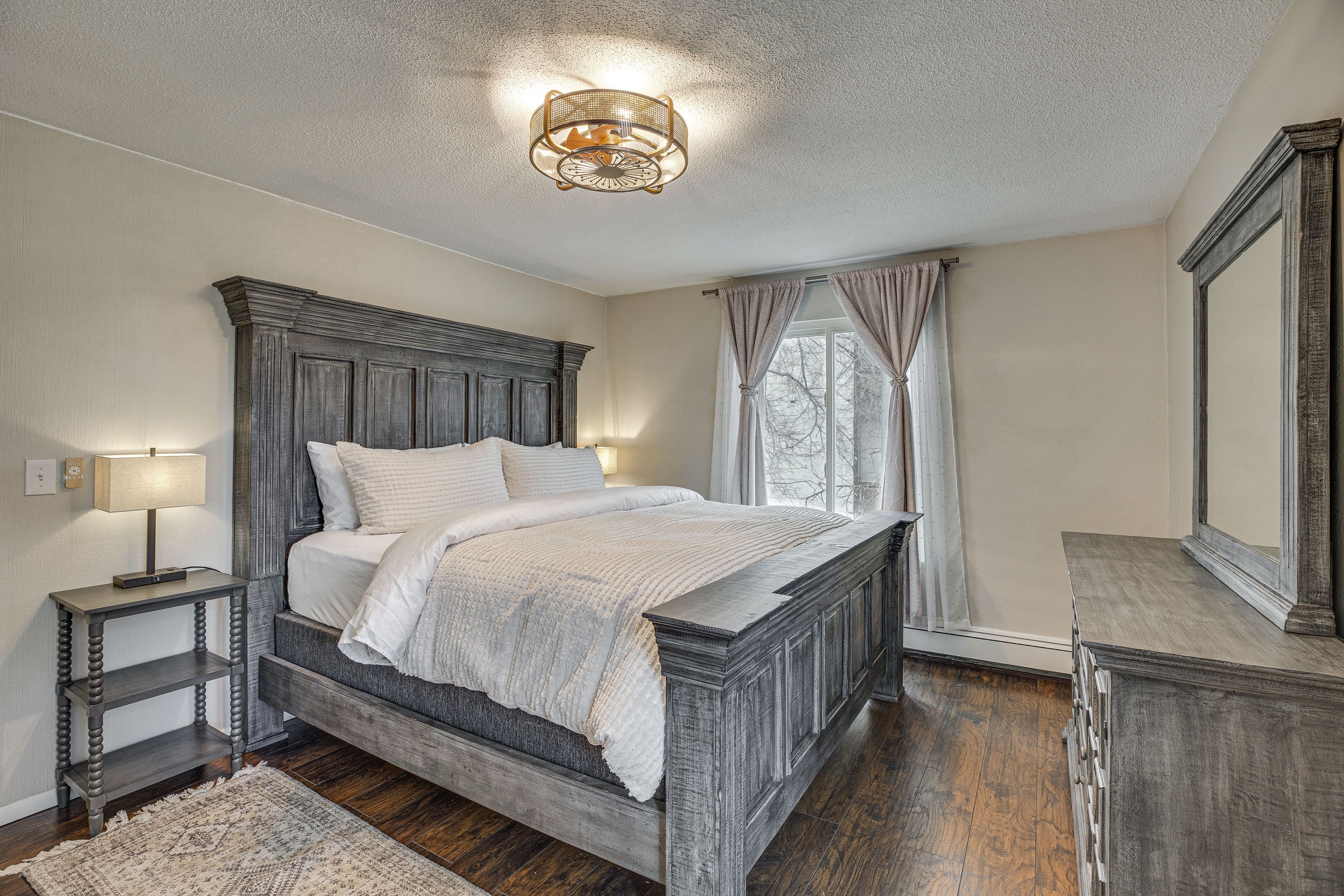 2 bedrooms, desk, WiFi, bed sheets