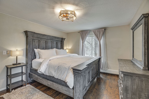 2 bedrooms, desk, WiFi, bed sheets
