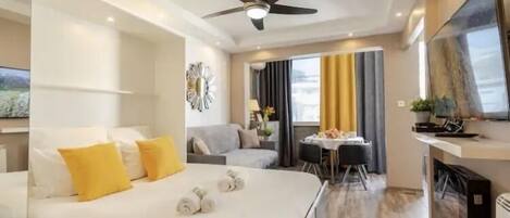 1 غرفة نوم وخزنة داخل الغرفة ومكواة/لوح كي وسرير سفر