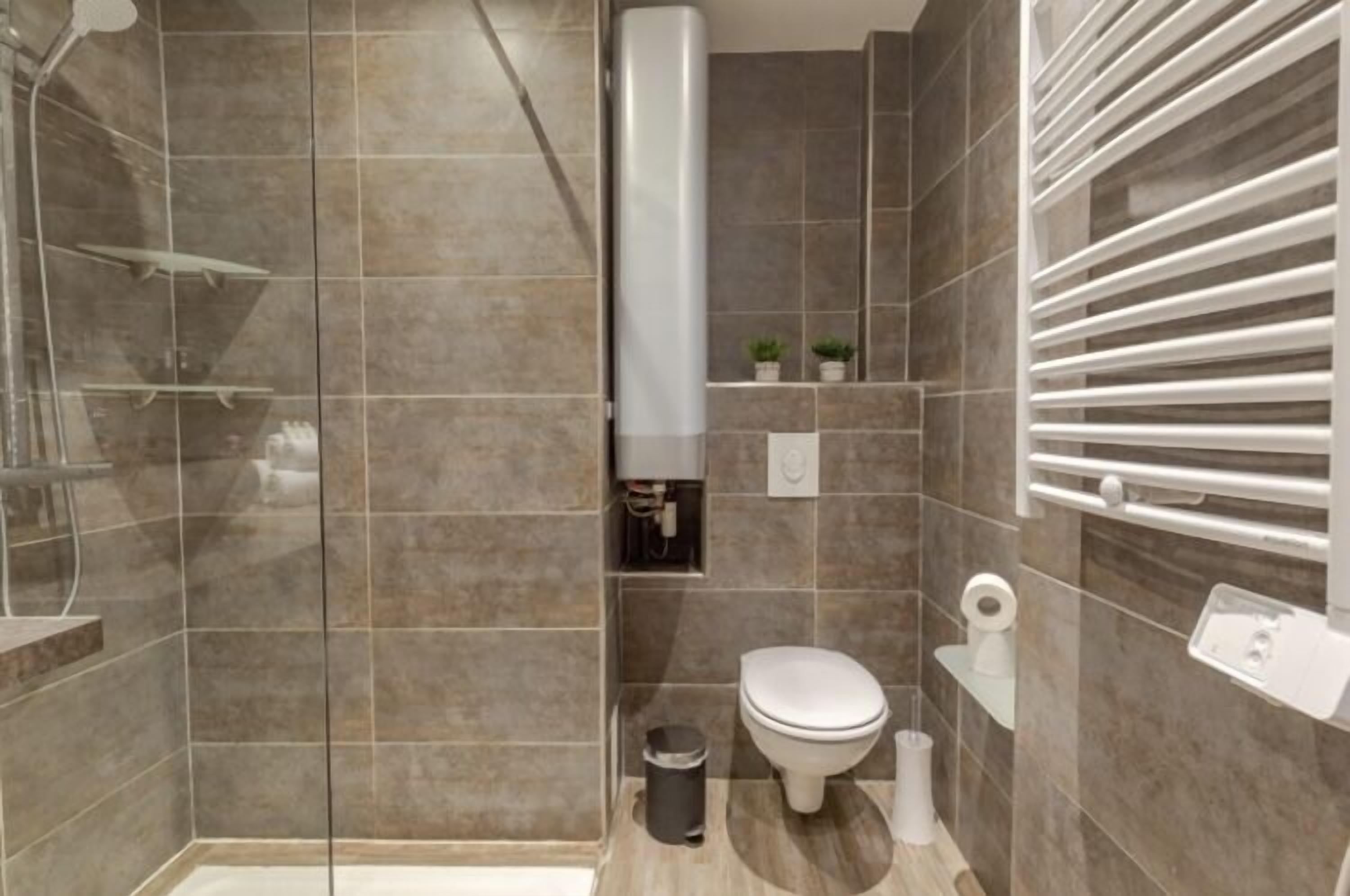 Douche, sèche-cheveux, serviettes fournies, savon