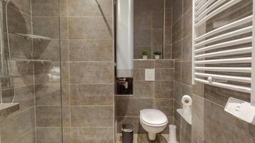 Douche, sèche-cheveux, serviettes fournies, savon