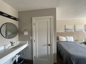 Deluxe Room | Private kitchen | Full-sized fridge, microwave, stovetop - Stone Creek Inn (Worth)