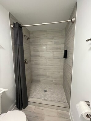 Deluxe Studio Suite | Bathroom | Shower, free toiletries, hair dryer, towels - Stone Creek Inn (Worth)