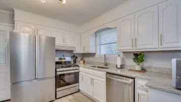 冰箱、微波炉、烤箱、炉灶