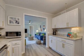 Fridge, microwave, oven, stovetop - Great location, 10 min. to downtown and hospitals (Augusta)