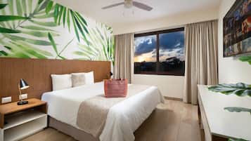 Escritorio, tabla de planchar con plancha, wifi gratis y ropa de cama