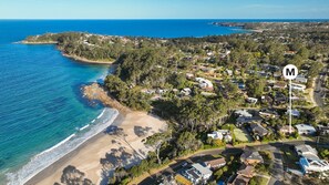 Beach nearby - Mindi's in Narrawallee (Narrawallee)
