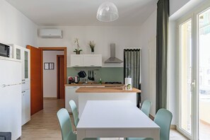 Køleskab, mikrobølgeovn, ovn, kogeplade