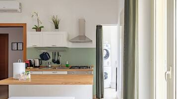 Jääkaappi, mikroaaltouuni, uuni, liesi