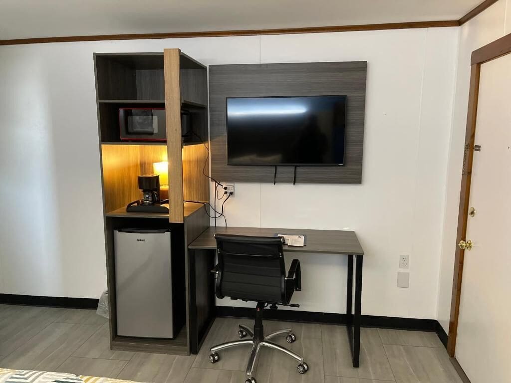 Room 1 Queen Bed | Desk, free WiFi, bed sheets