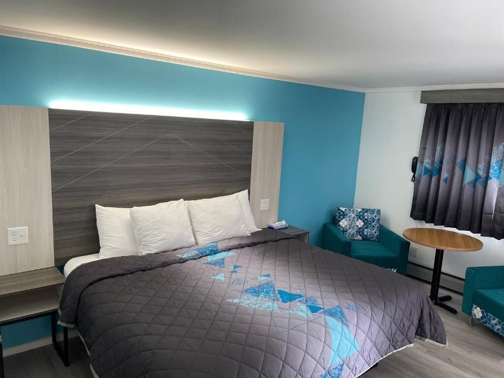 Room 1 King Bed | Desk, free WiFi, bed sheets