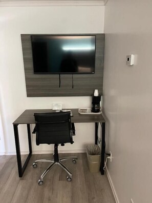 Escritorio, wifi gratis y ropa de cama