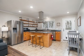 Frigorífico, microondas, horno y placa de cocina