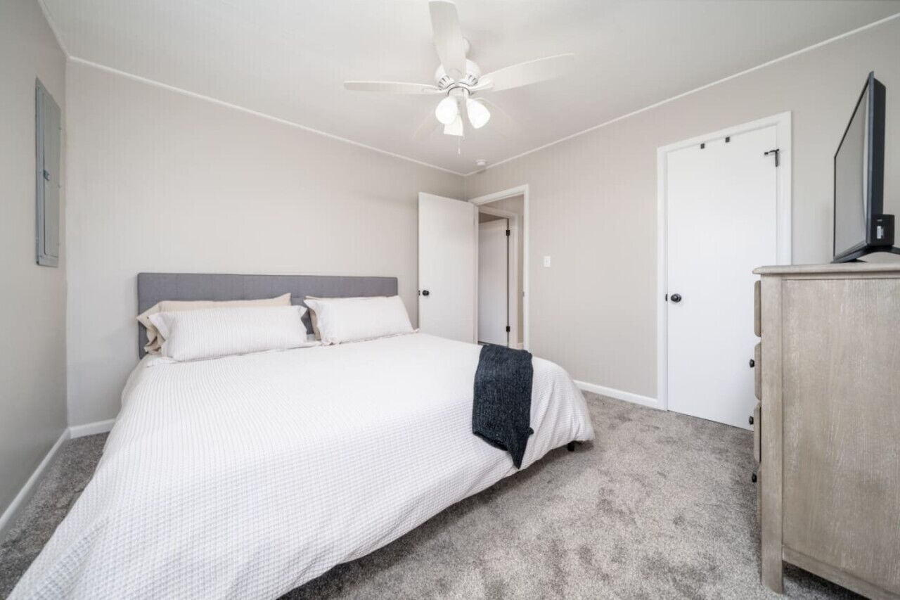 2 habitaciones, tabla de planchar con plancha, wifi y ropa de cama 