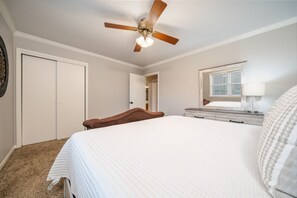 3 slaapkamers, een bureau, een strijkplank/strijkijzer, gratis wifi