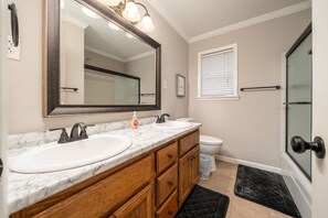 Een haardroger, handdoeken