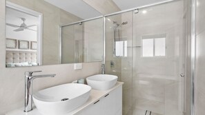 Hair dryer, towels - Aloha Allura - Beachside Getaway (Coolum Beach)