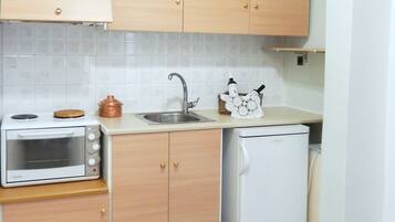 Fridge, oven, coffee/tea maker, cookware/dishes/utensils