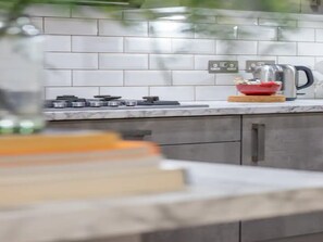 ثلاجة، ميكروويف، فرن، غسالة أطباق