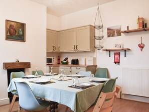 Dining - 3 bedroom accommodation in Scarborough (Scarborough)