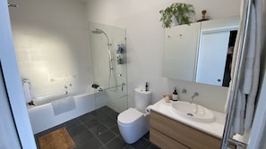 Douche, sĂšche-cheveux, serviettes fournies, savon