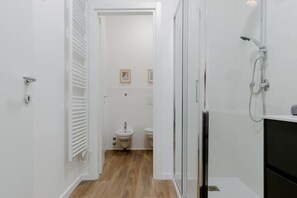 Een douche, gratis toiletartikelen, een haardroger, een bidet