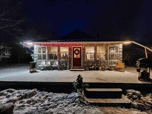 Exterior - Private Waterfront Cabin with Hot Tub & Swim / Boat Dock (Lac du Bonnet)