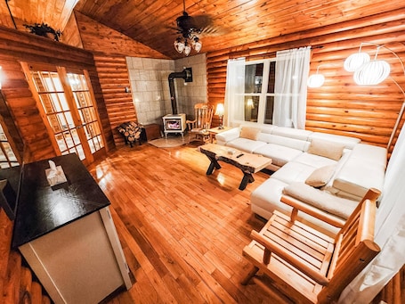 Smart TV, fireplace. Private Waterfront Cabin with Hot Tub & Swim / Boat Dock