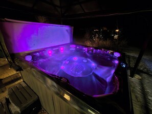 Outdoor spa tub - Private Waterfront Cabin with Hot Tub & Swim / Boat Dock (Lac du Bonnet)