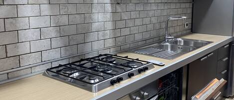 Frigorifero, forno, piano cottura, lavastoviglie