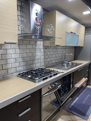 Kühlschrank, Ofen, Herdplatte, Geschirrspüler