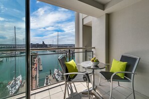 Outdoor dining - The Sunset Suite - Sebel (Auckland)