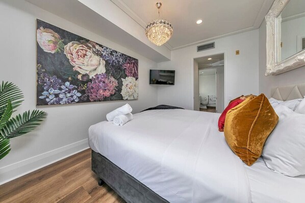 2 bedrooms, desk, iron/ironing board, WiFi - The Sunset Suite - Sebel (Auckland)