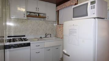 Kühlschrank, Mikrowelle, Wasserkocher mit Kaffee-/Teezubehör