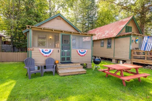 Historic Adirondack Cottage, Just Steps Away from the Beautiful 4th Lake Here at Stiefvater's Lakeside Cottages!