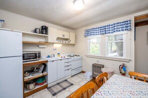 Refrigerador, microondas, cafetera/tetera, utensilios de cocina