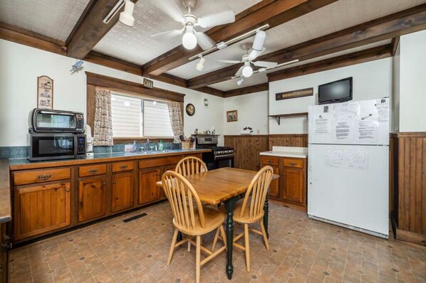 ثلاجة، ميكروويف، ماكينة لصنع القهوة/الشاي، مستلزمات طهي/أطباق/أوعية