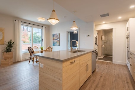 Fridge, microwave, oven, stovetop. Suite 201 - 470 Main