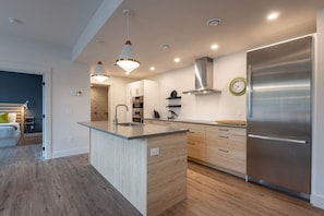 Refrigerador, microondas, horno, placa de cocina