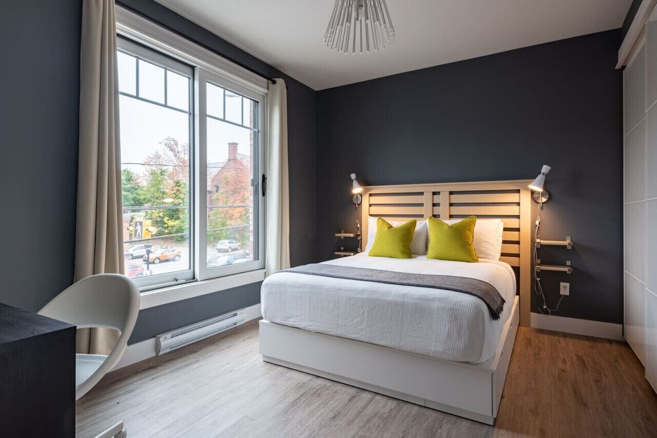 1 soverom, skrivebord, strykejern/-brett og reiseseng for barn