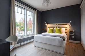 1 habitación, escritorio, tabla de planchar con plancha y cuna de viaje 