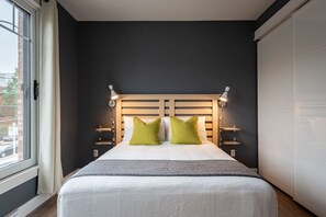 1 quarto, escrivaninha, ferros/tábuas de passar roupa, berço de viagem