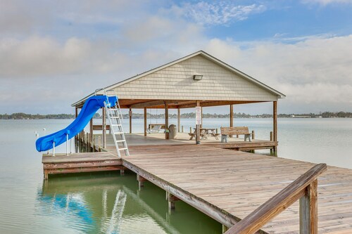 Townhome w/ Outdoor Pool & White Lake Access!
